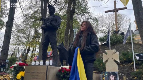 «Кабаре» у Києві більше не буде: мюзикл закрили після двох сезонів Співачка Руслана стоїть на Аскольдовій горі біля могили бійця із позивним Да Вінчі