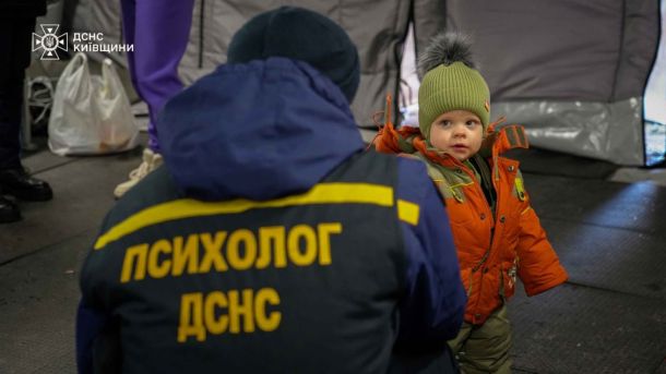 У Броварах фіксують спалах ECHO-вірусу: висипання у дітей після відпочинку Психолог ДСНС спілкується з маленькою дитиною в пункті незламності