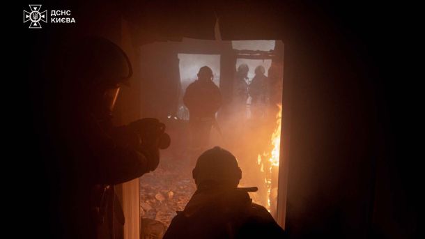 Атака на Київ 4 квітня: пожежа у Дарницькому р-ні на даху будівлі Рятувальники ДСНС гасять пожежу в будівлі після ворожого удару по Києву