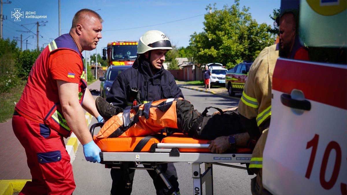 В Ірпені рятувальники деблокували постраждалого з авто після ДТП В Ірпені рятувальники деблокували постраждалого з авто після ДТП