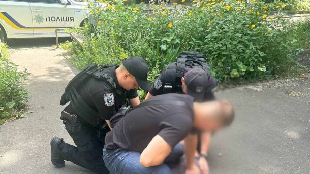 На Березняківській п'яний киянин розтрощив три авто кулаками Поліцейські затримують 41-річного підозрюваного у розбійному нападі на кафе на вулиці Кирилівській у Києві, де зловмисник погрожував бойовою гранатою
