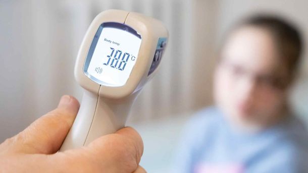 У Києві захворюваність на COVID-19 знизилася майже на 30%, але зросли госпіталізації електронний градусник показує температуру 38.8