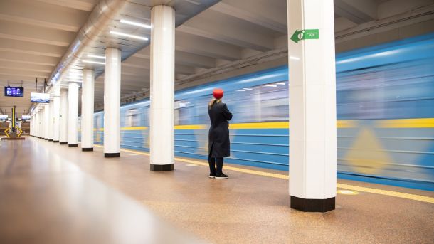 Метро «Теремки» працює після обвалу стелі через приховані пошкодження від обстрілів Метро «Теремки» працює після обвалу стелі через приховані пошкодження від обстрілів