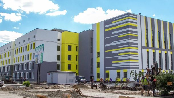 Скульптури засновників Києва «переодягнули» до Дня медика Шкільна бібліотека Ліцею Інтелект з полицями книжок, зоною читання та комп'ютерними місцями для учнів