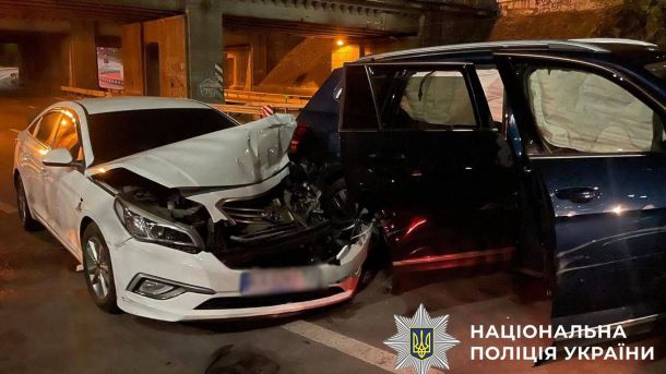 У Києві патрульні повернули додому літню жінку, яка загубилася в Голосіївському районі Дорожньо-транспортна пригода під мостом уночі