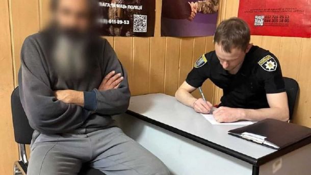 Напав на поліцейського в парку: киянину загрожує 5 років Голий чоловік гуляв Хрещатиком: поліція склала протокол