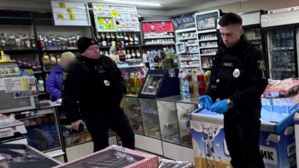 На Київщині 160 тисяч школярів отримують гаряче харчування Поліцейські Київщини на місці стрілянини у магазині Борисполя, чоловіку повідомлено підозру