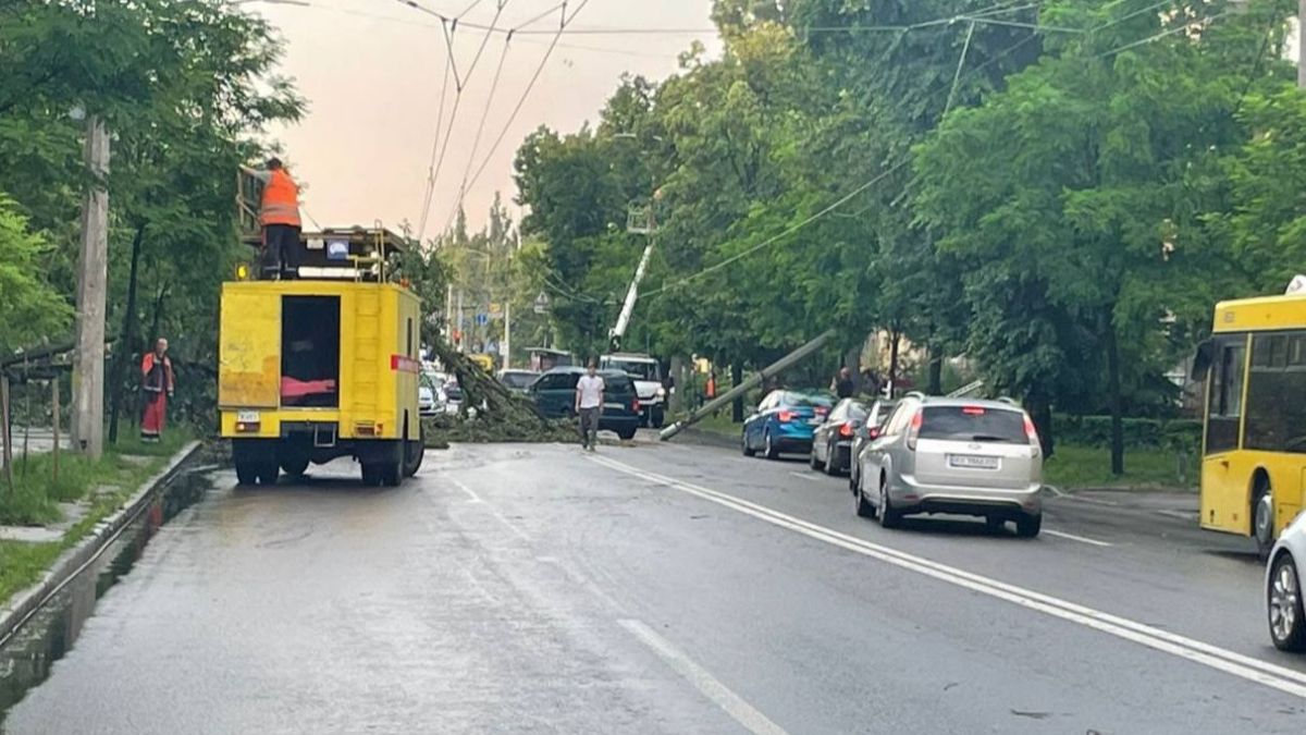 Злива в Києві: повалені дерева, підтоплення й зупинка транспорту Злива в Києві: повалені дерева, підтоплення й зупинка транспорту