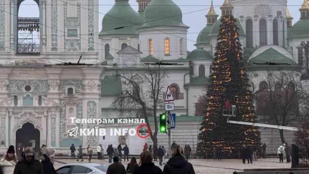 На Троєщині жінка відправляла метадон поштою у дитячих іграшках Новорічна ялинка в Києві на Софійській площі - її наряджають