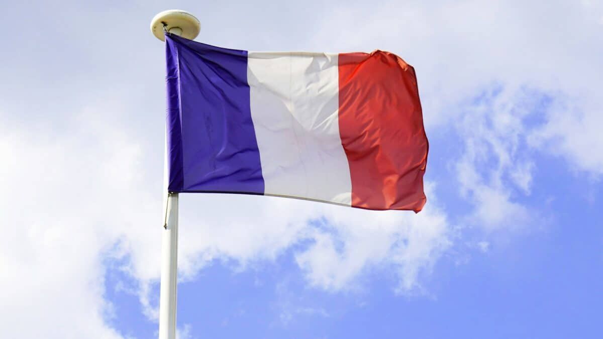 У Росії викликали посла Франції через інцидент у паризькому аеропорту — Москва обіцяє наслідки Прапор Франції