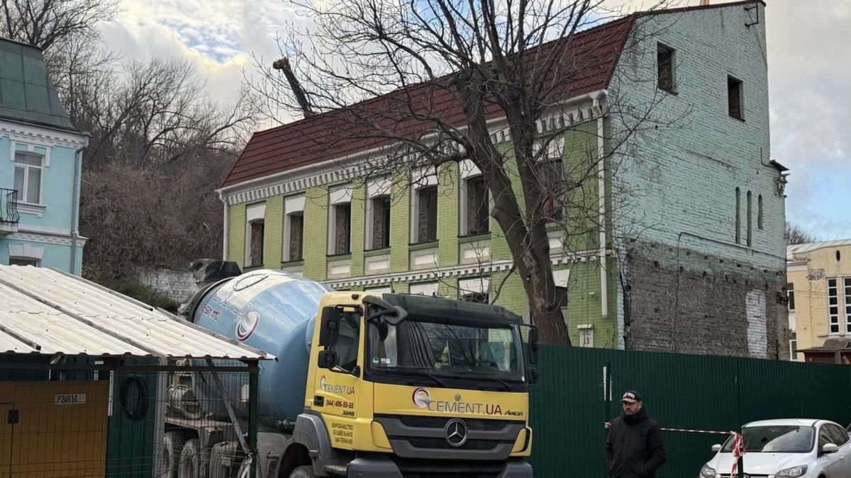Департамент КМДА погодив будівництво на Подолі всупереч рішенню суду Бетонозмішувач Cement.UA біля зеленої історичної будівлі на Кирилівській вулиці на київському Подолі, будівельний майданчик за зеленим парканом
