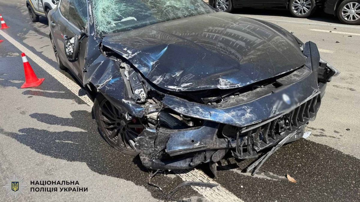 ДТП на Печерську: п'яний водій Maserati протаранив 3 авто Розбитий автомобіль Maserati після ДТП у Печерському районі Києва: п'яний водій протаранив три припарковані автівки біля Ботанічного саду Гришка