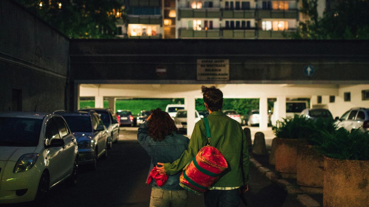 У Києві планують радіаційні укриття: перші вже на Оболоні Чоловік і жінка ідуть до укриття по темній вулиці