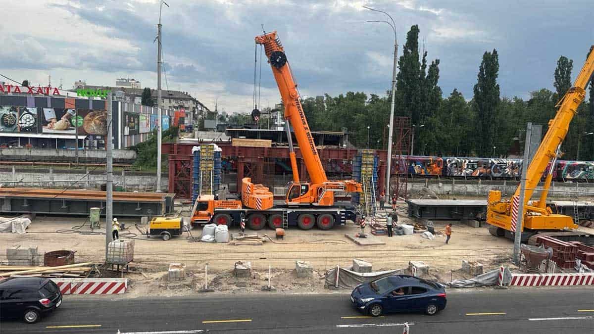Шляхопровід біля метро «Дарниця»: над лінією метро монтують балки вночі Шляхопровід біля метро «Дарниця»: над лінією метро монтують балки вночі