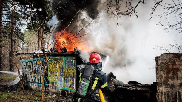 У Києві поліція оголосила підозру грабіжнику: вкрав у знайомої 5 200 доларів Рятувальник 56-ї ДПРЧ гасить пожежу в недіючій будівлі на вулиці Благодатній у Броварах