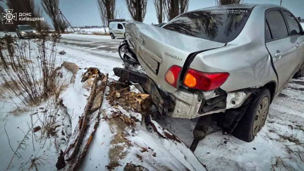 ДТП у Вишневому: 64-річну жінку збив Passat, якого відкинуло на тротуар Автомобіль з пошкодженим заднім бампером