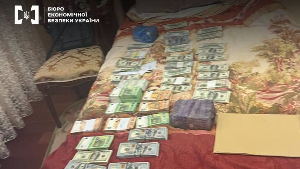 Як у Києві вкрали бізнес на 40 млн: схема групи Гроші викладені на столі чи дивані