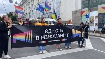У Києві одночасно проходять Марш рівності та Марш традицій У Києві одночасно проходять Марш рівності та Марш традицій