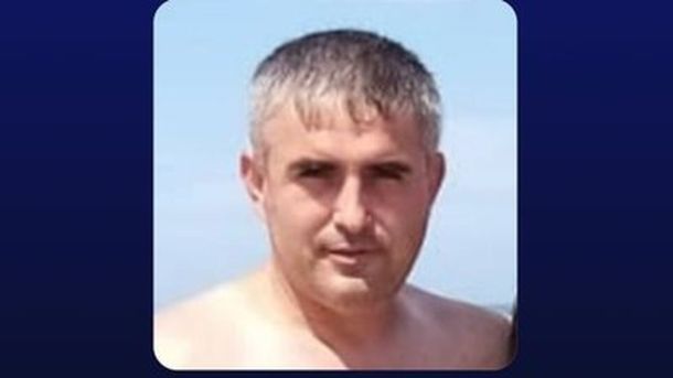 Сумський театр Щепкіна привезе до Києва «Алісу в Дивокраї» з чоловіками у всіх ролях Помилково або неправильно оброблене фото чоловіка, без одягу, на фоні неба, з високою якістю зображення.
