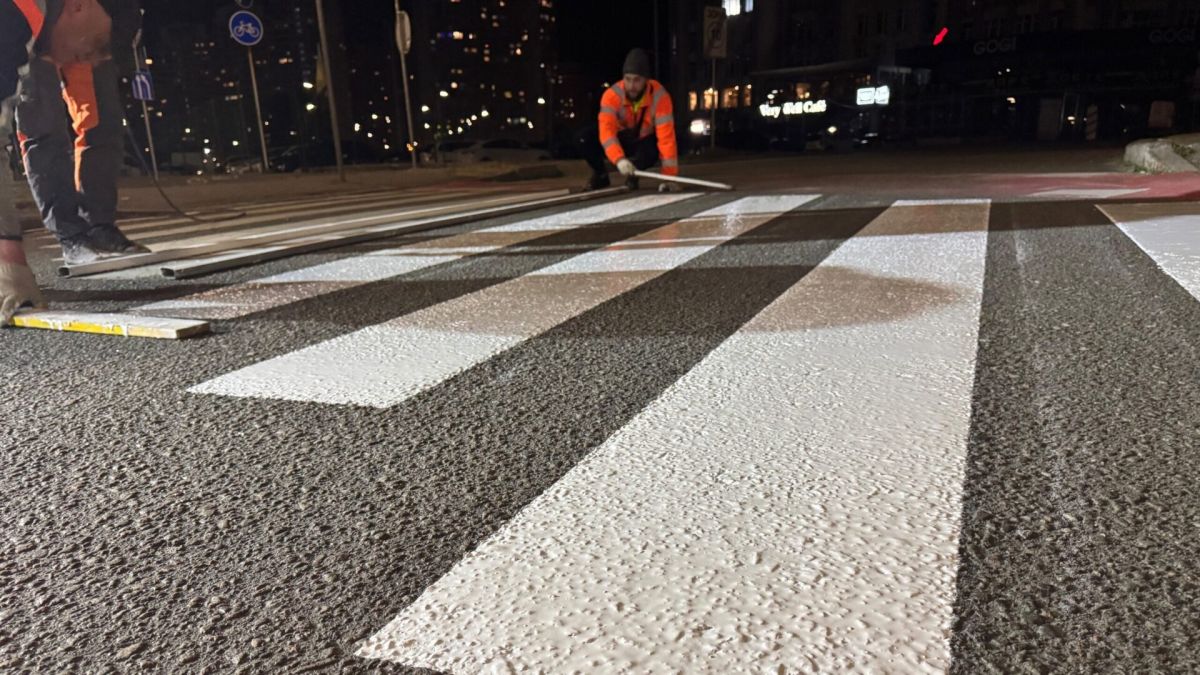 У Києві вночі оновлюють розмітку: вже нанесено 500 км ліній і десятки тисяч квадратів переходів Нанесення дорожньої розмітки на вулицях Києва, ілюстративне фото Київавтодору