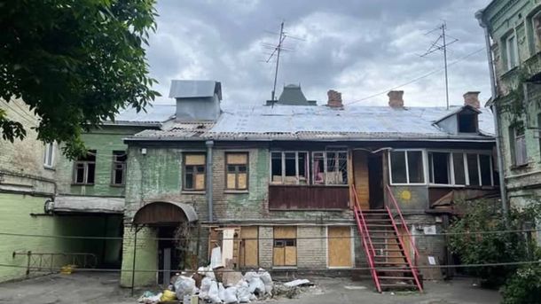 Будівництво укриття в київській гімназії: закупівлю на 300 млн скасували через порушення Пошкоджений будинок Солтанова 1860 року на Подолі з тимчасовим дахом після російської атаки на Київ 24 травня
