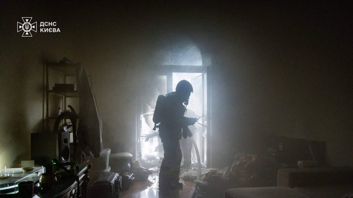 Пожежа на Великій Житомирській: горів генератор на балконі Рятувальник ДСНС Києва у задимленій квартирі під час ліквідації пожежі на вулиці Велика Житомирська у Шевченківському районі