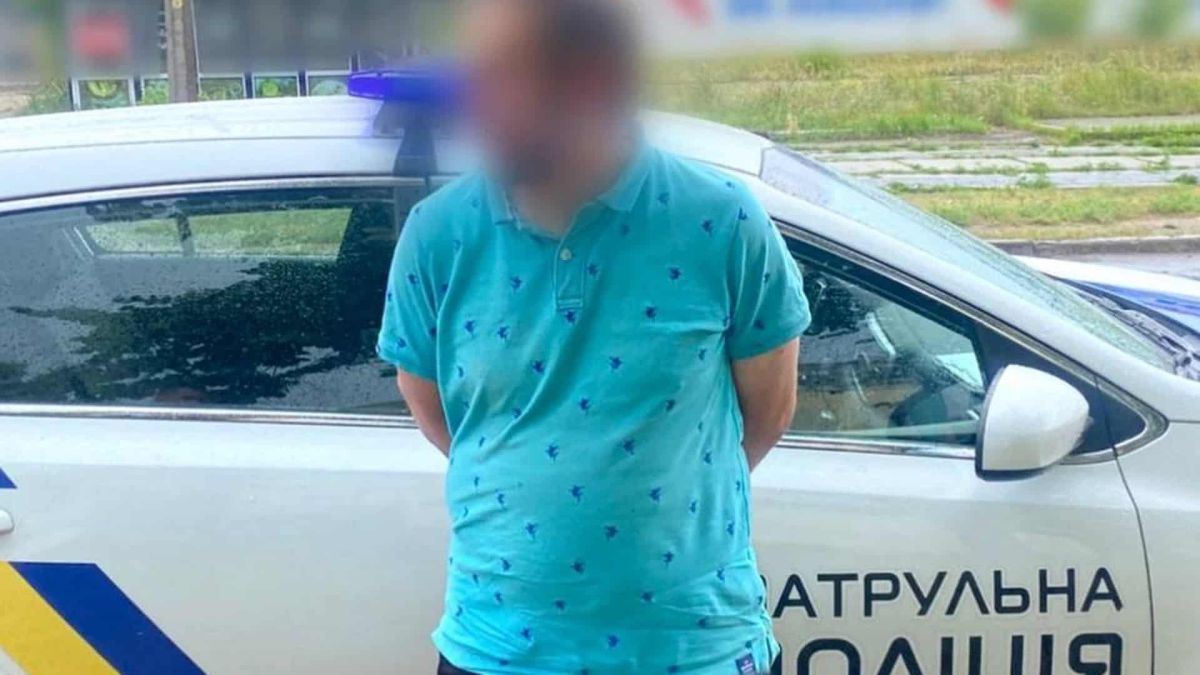 Патрульні Деснянського району впіймали грабіжника за лічені хвилини Патрульні поліцейські Деснянського району Києва затримують підозрюваного у пограбуванні із застосуванням кайданок
