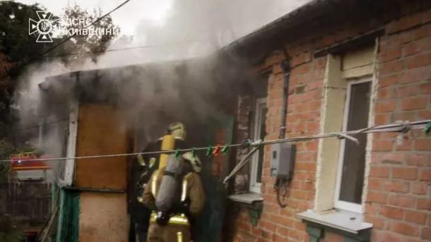 Пожежа у Києві на вулиці Уманській: що трапилось Двоє пожежників заходять в приватний будинок, в якому пожежа