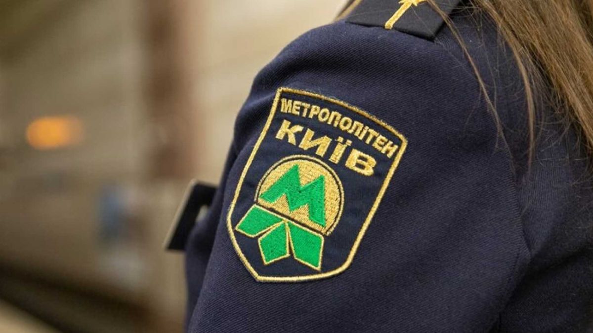 У Києві ветерана з собакою-поводирем не пустили в метро: вимагали «папірець», якого не існує Працівниця метрополітену з шевроном на рукаві