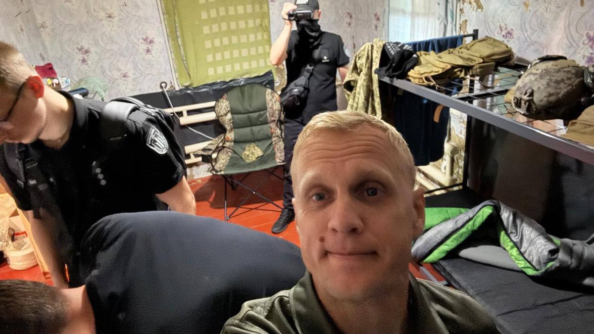 Суд продовжив запобіжний захід Шабуніну до листопада Віталій Шабунін робить селфі на тлі правоохоронців, які проводять обшук