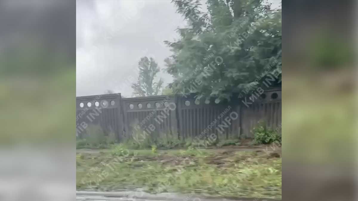 Злива на Стеценка: вулиця перетворилась на річку, автівки «пливуть» Злива на Стеценка: вулиця перетворилась на річку, автівки «пливуть»