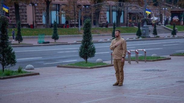 Печерськ: поліція навчає школярів протидіяти булінгу Чоловік у світло-коричневій формі стоїть на тротуарі в центрі міста з рукою на серці