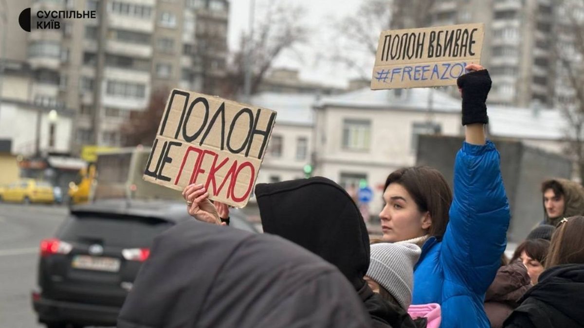 «Не хочу вірити, що загинув»: кияни вийшли на акцію «Не мовчи, полон вбиває» Люди стоять з плакатами біля дороги, на плакатах надписи про те, що полон вбиває