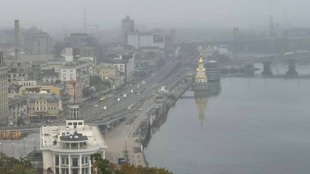 Офіцер змушував бійців готувати шаурму: ДБР відкрило справу Пейзаж осіннього Києва, вид на Поділ, річку Дніпро і Набережну