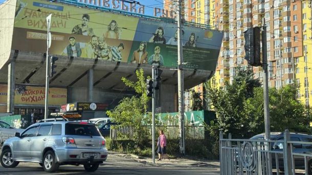 Біля метро «Видубичі» пограбували чоловіка: двох нападників затримали, їм загрожує до 10 років Біля метро «Видубичі» пограбували чоловіка: двох нападників затримали, їм загрожує до 10 років