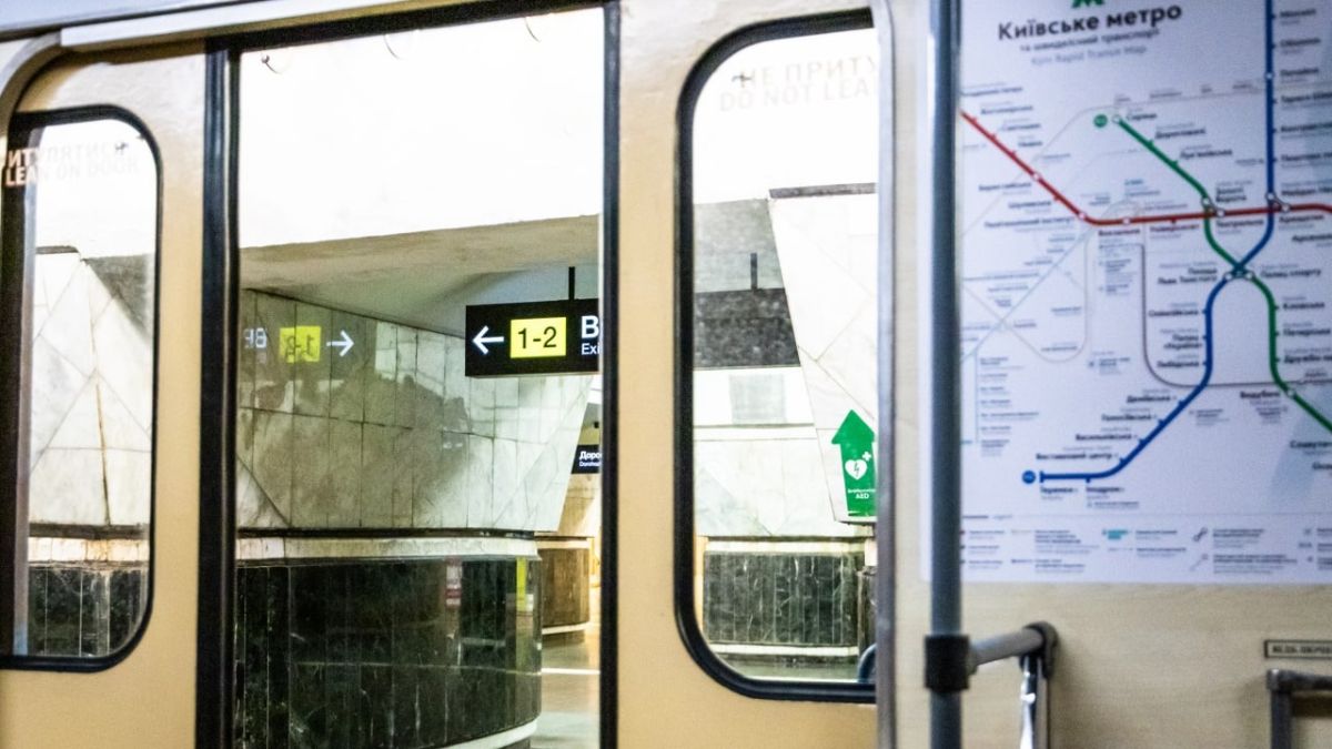У Києві пропонують залишати вагони метро відчиненими вночі під час тривог У Києві пропонують залишати вагони метро відчиненими вночі під час тривог