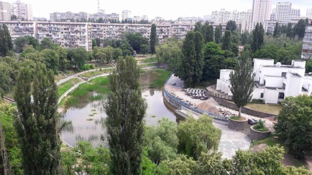 Поліція Києва оголосила підозру посадовиці «Освітньої агенції» на 1,1 млн грн Вид з висоти на озеро Блакитне на Виноградарі у Києві — зелені дерева, водойма і житлові будинки навколо