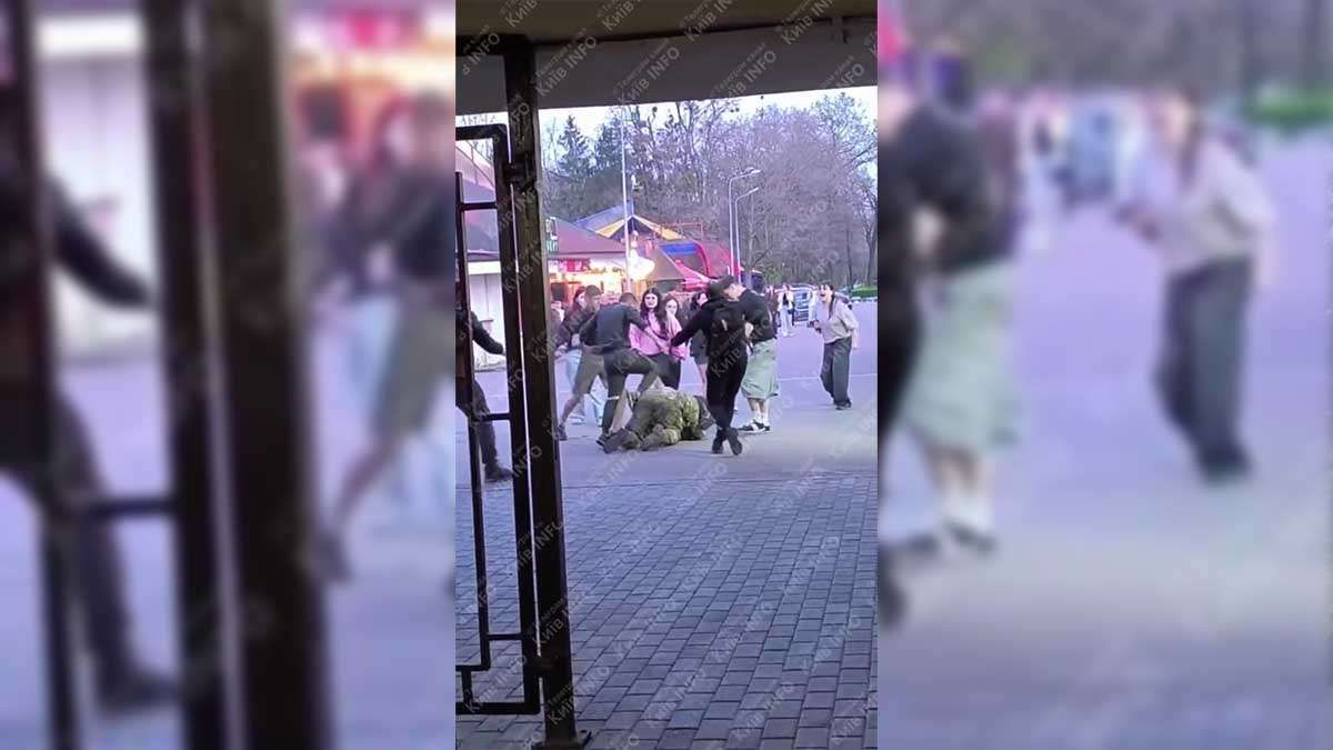 У Києві підлітки жорстоко побили військового — двох уже затримано У Києві підлітки жорстоко побили військового — двох уже затримано