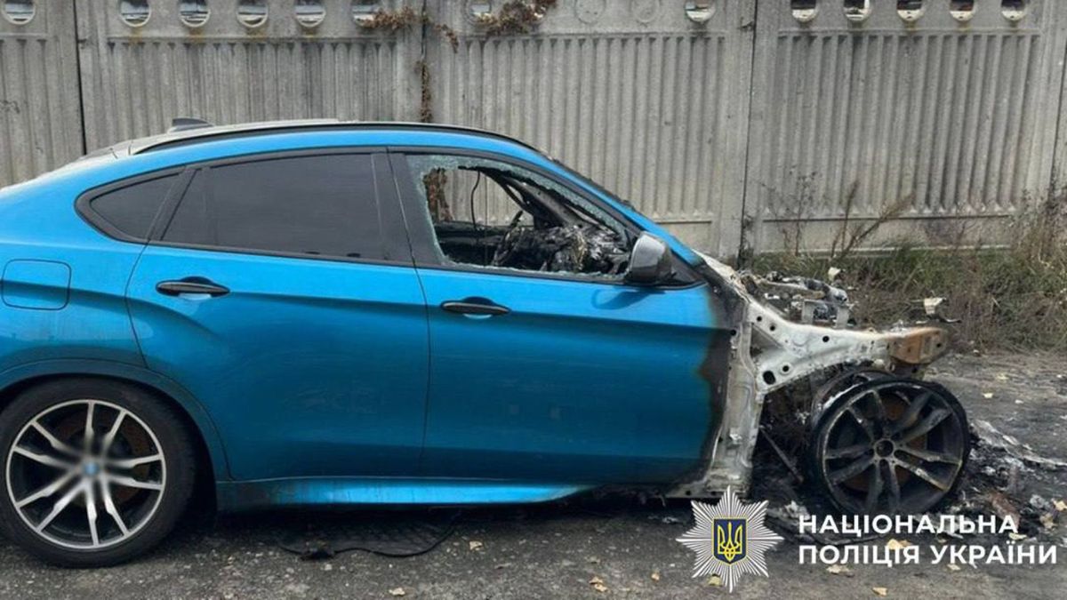 Оболонь: шукав авто військових, спалив три цивільні Синій автомобіль, який згорів внаслідок підпалу