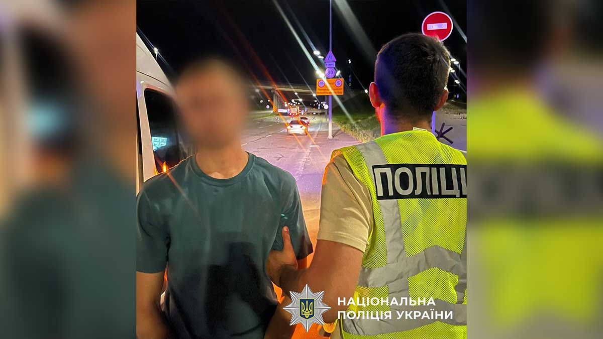 У Києві затримали грабіжника, який пограбував військову в кав’ярні Голосієва Водій зупинений поліцією на нічній дорозі Києва, поліція України проводить перевірку, на фоні світлофора та дорожніх знаків, зосереджена увага на безпеці руху.