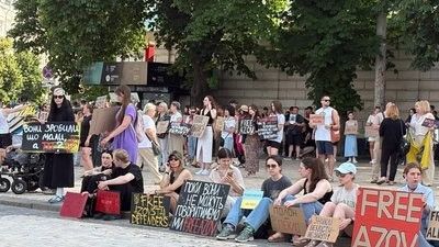 Акція «Не мовчи! Полон вбиває» на Софійській площі: кияни вийшли на підтримку військовополонених Акція «Не мовчи! Полон вбиває» на Софійській площі: кияни вийшли на підтримку військовополонених