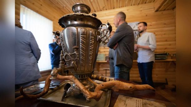 Виставка до 120-річчя «Вечірнього Києва» відкрилась на «Золотих воротах» Відвідувачі в залі київського музею розглядають експонати — безкоштовні дні у вересні 2026 року