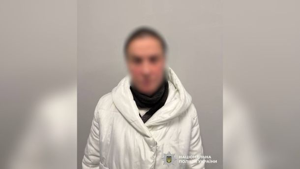 Скандал навколо Fire Point загрожує ВПК України — експерт Храпчинський Затримана жінка у білому пуховику з розмитим обличчям — фото Національної поліції України
