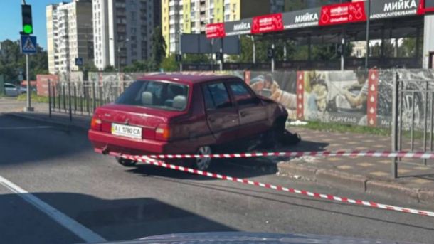 Порятунок Агати: у Києві витягли з колодязя собаку, яка тікала від обстрілу Порятунок Агати: у Києві витягли з колодязя собаку, яка тікала від обстрілу