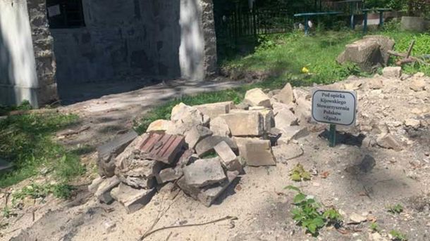 Байкове кладовище: могилу лікаря Гурецького зруйнували під час «відновлення» Байкове кладовище: могилу лікаря Гурецького зруйнували під час «відновлення»