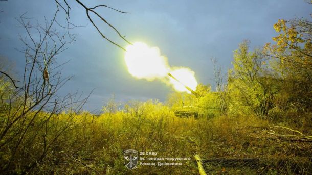 Росія втратила 1200 військових за добу: останні новини з фронту Танк стріляє в лісосмузі, дуже великий спалах від пострілу на фоні хмарного неба