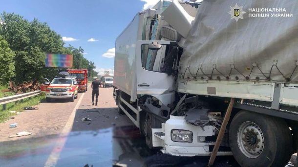 На Оболоні мотоцикліст збив пішохода: чоловік загинув на місці Наслідки зіткнення двох вантажівок Mercedes на Бориспільському шосе в Дарницькому районі Києва, загинули двоє