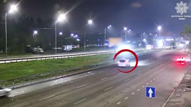 У Голосіївському районі рятувальники деблокували чоловіка з котловану Автомобіль Mercedes врізається у відбійник на нічній трасі у Святошинському районі Києва, скріншот з відеозапису патрульної поліції