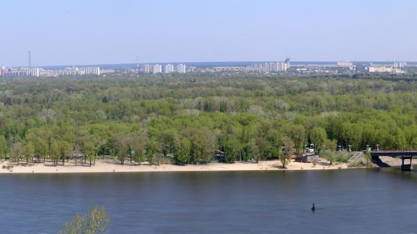 Директора підрядної фірми підозрюють у розтраті 1,2 млн грн за ремонт укриттів у гуртожитках столичного університету Вид на Труханів острів у Києві з Володимирської гірки — місце, де КП «Плесо» провело сумнівні роботи на 1,7 млн грн