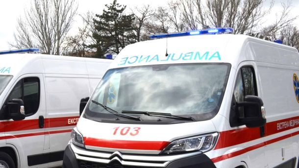 Київська митниця передала 7,5 тисяч одиниць майна переселенцям Київщини Дві машини швидкої медичної допомоги Citroen з написом AMBULANCE та номером 103 на парковці — автопарк Екстреної медичної служби Києва